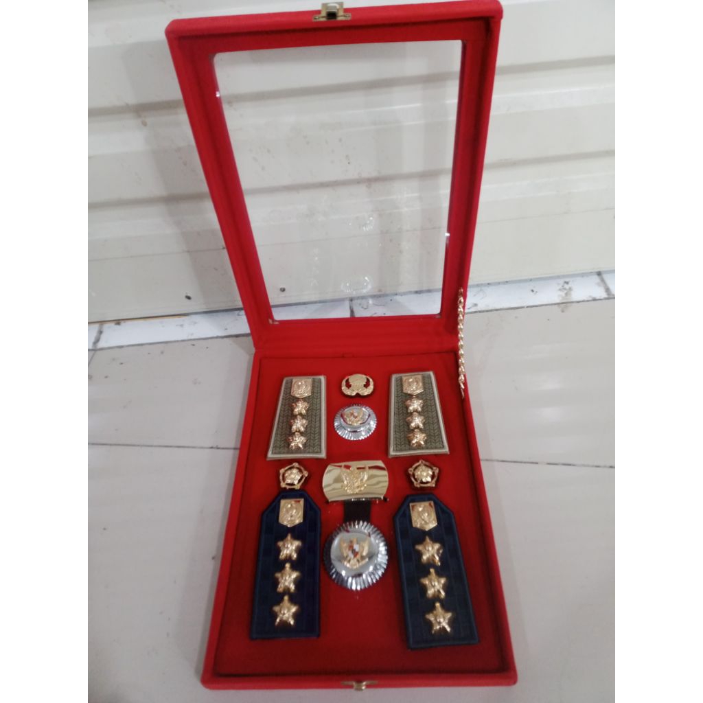 1 set pangkat CAMAT, ( pangkat PDH,PDU-tanda jabatan PDH,PDU-pin korpri mika merah-kepala kopel pang