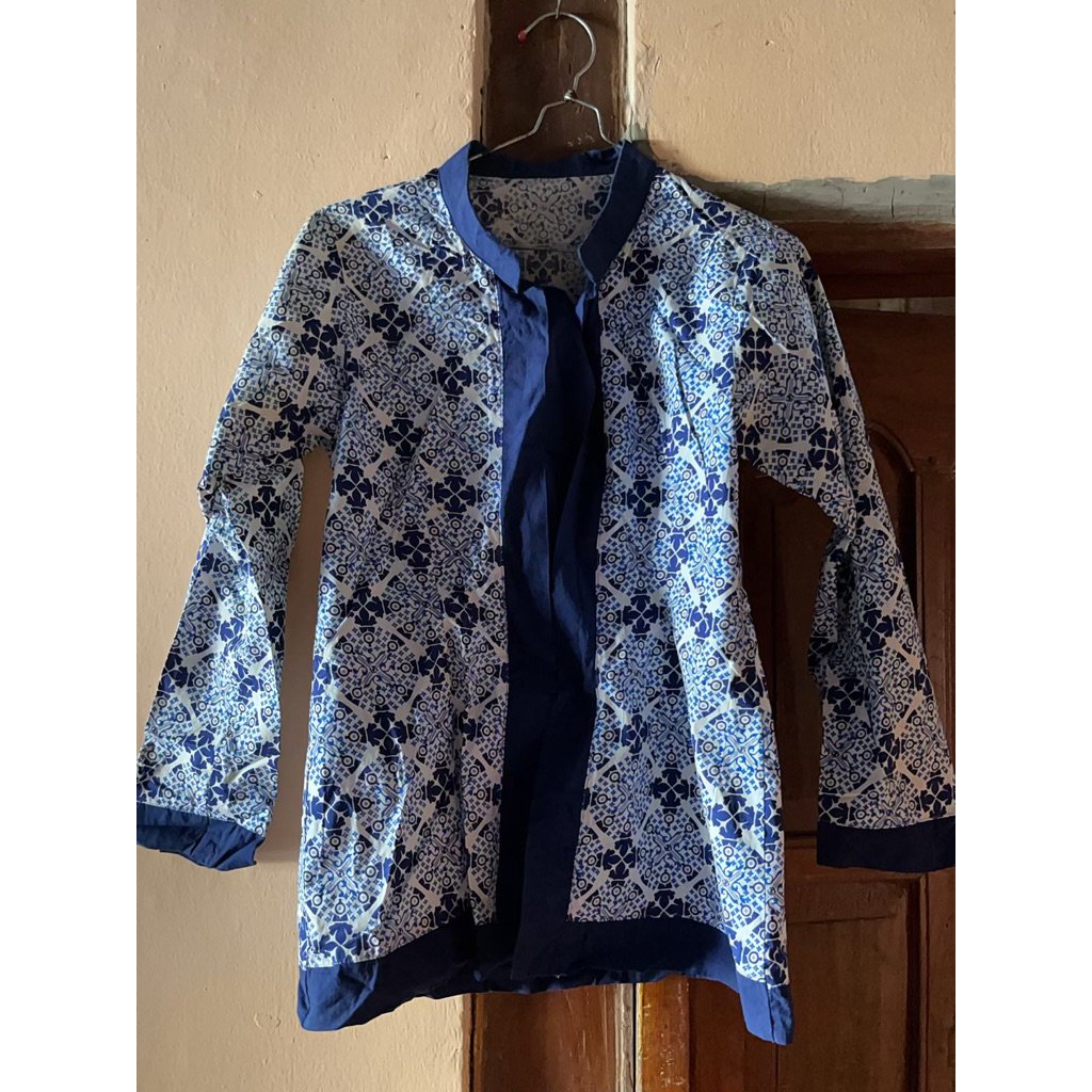 Batik biru putih