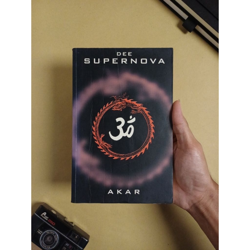 Supernova : Akar (Dee Lestari)