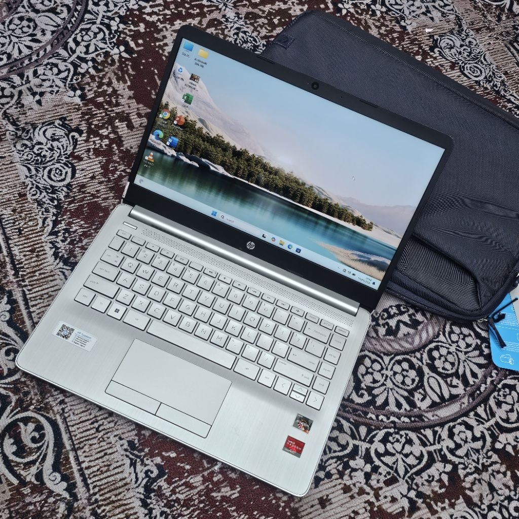 Laptop HP Warna Silver AMD Ryzen 3-3250U RAM 4GB SSD 128GB Windows 11 Second premium