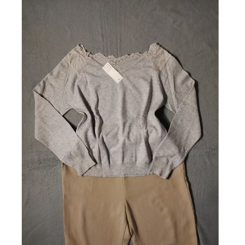 Crewneck Sweater Rajut wanita berwarna abu-abu dengan detail aksen renda (lace) yang cantik di bagia