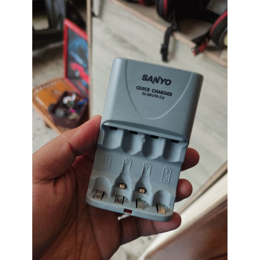 Sanyo quick charger baterai AA