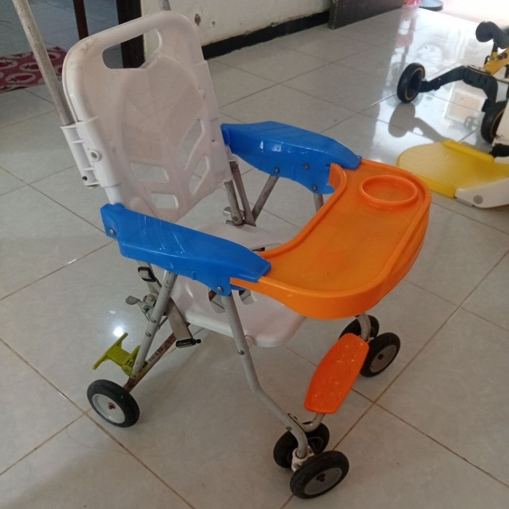 (BEKAS/PRELOVED) KURSI DORONG BAYI / KURSI MAKAN RODA MERK FAMILY