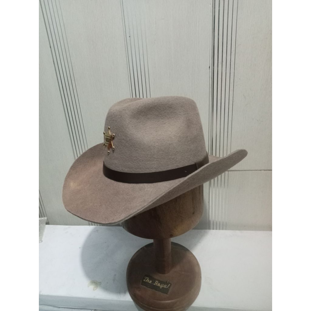 topi laken  pin sheriff
