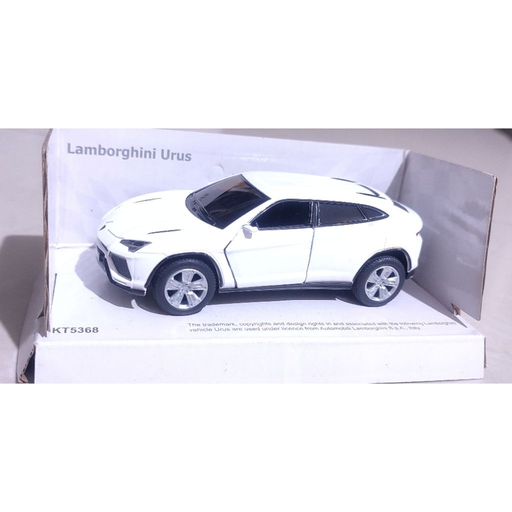 Kinsmart diecast Lamborghini Urus white 1:38