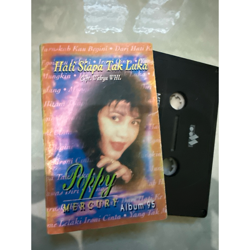 Poppy mercury hati siapa tak luka