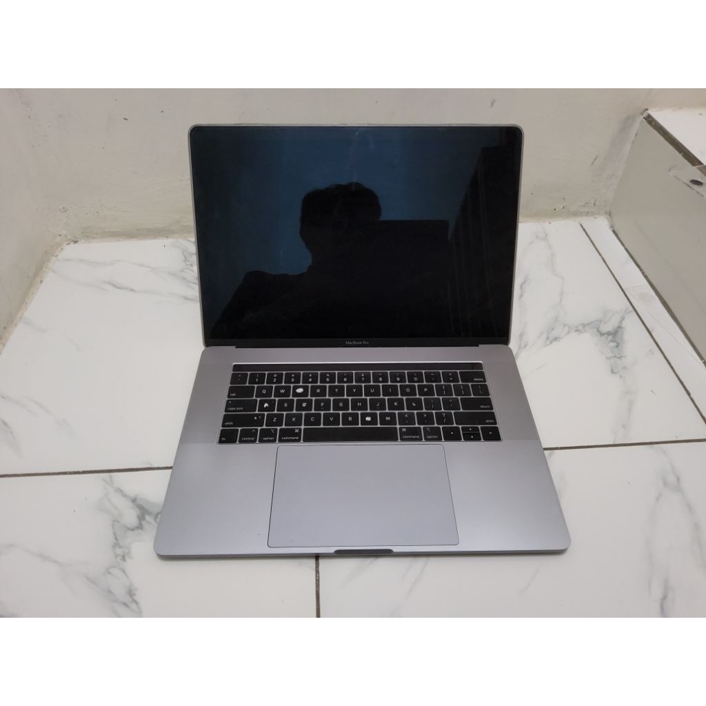 Mati total lcd retak macbook pro 15 inch 2018-2019 gray a1990