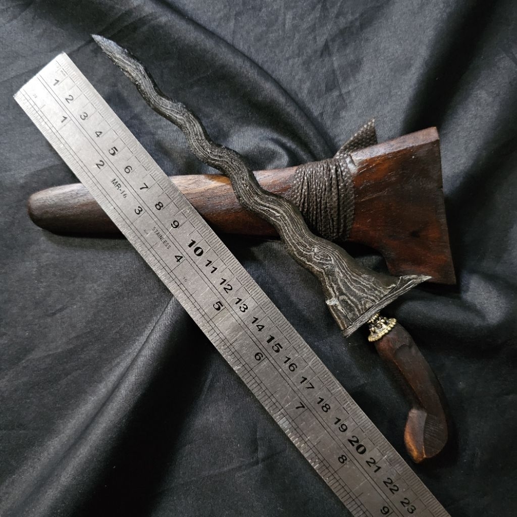 Keris J Buto Ijo III  Luk 9 Pamor Ngulit Semangka