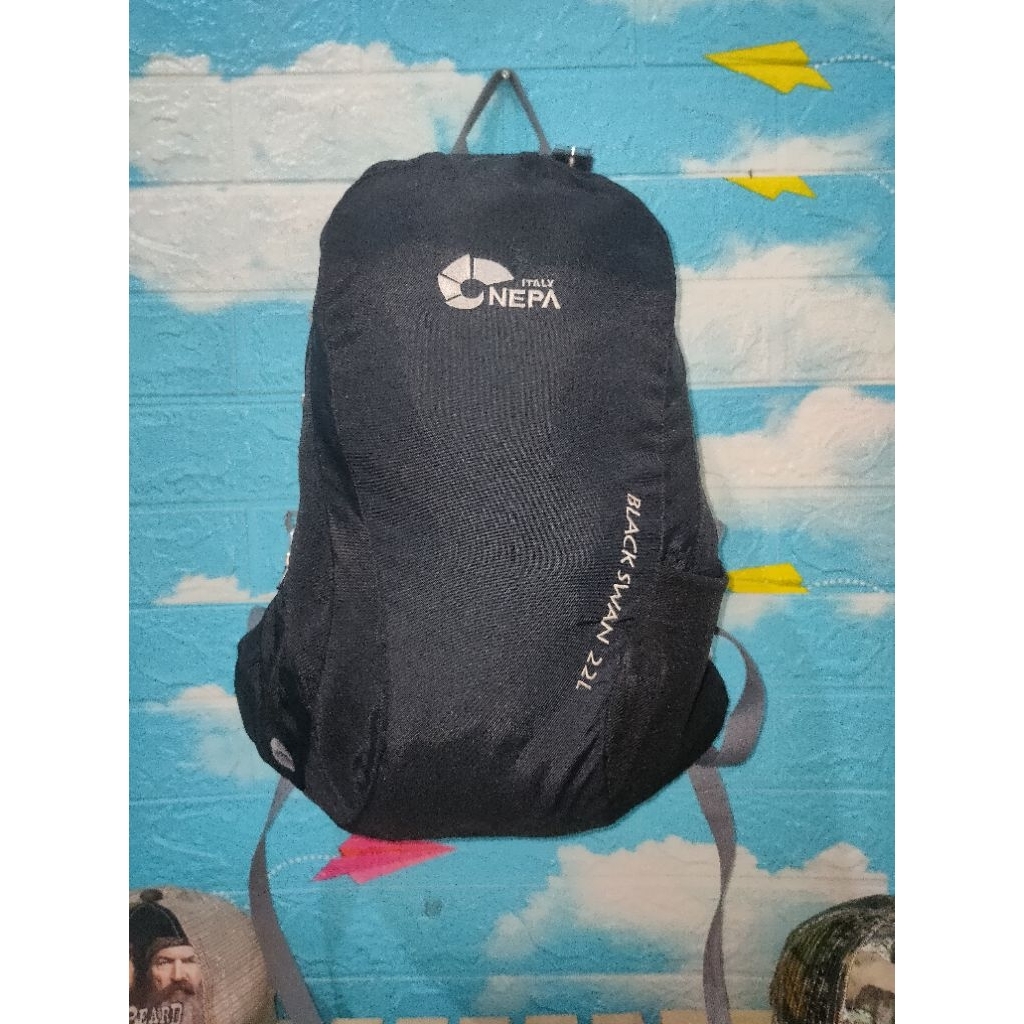 NEPA DAYPACK BLACK SWAN.