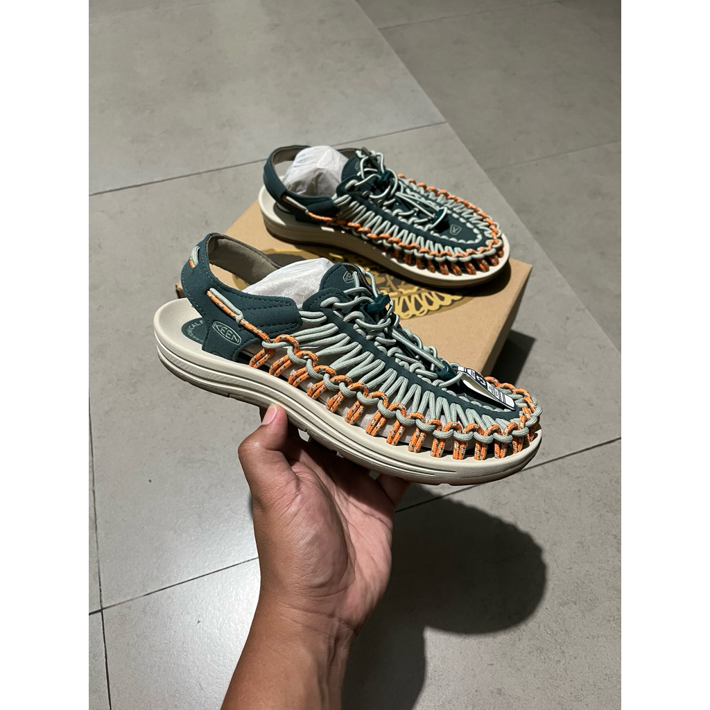 KEEN UNEEK SEA MOSS/TANGERINE SANDAL TRACKING