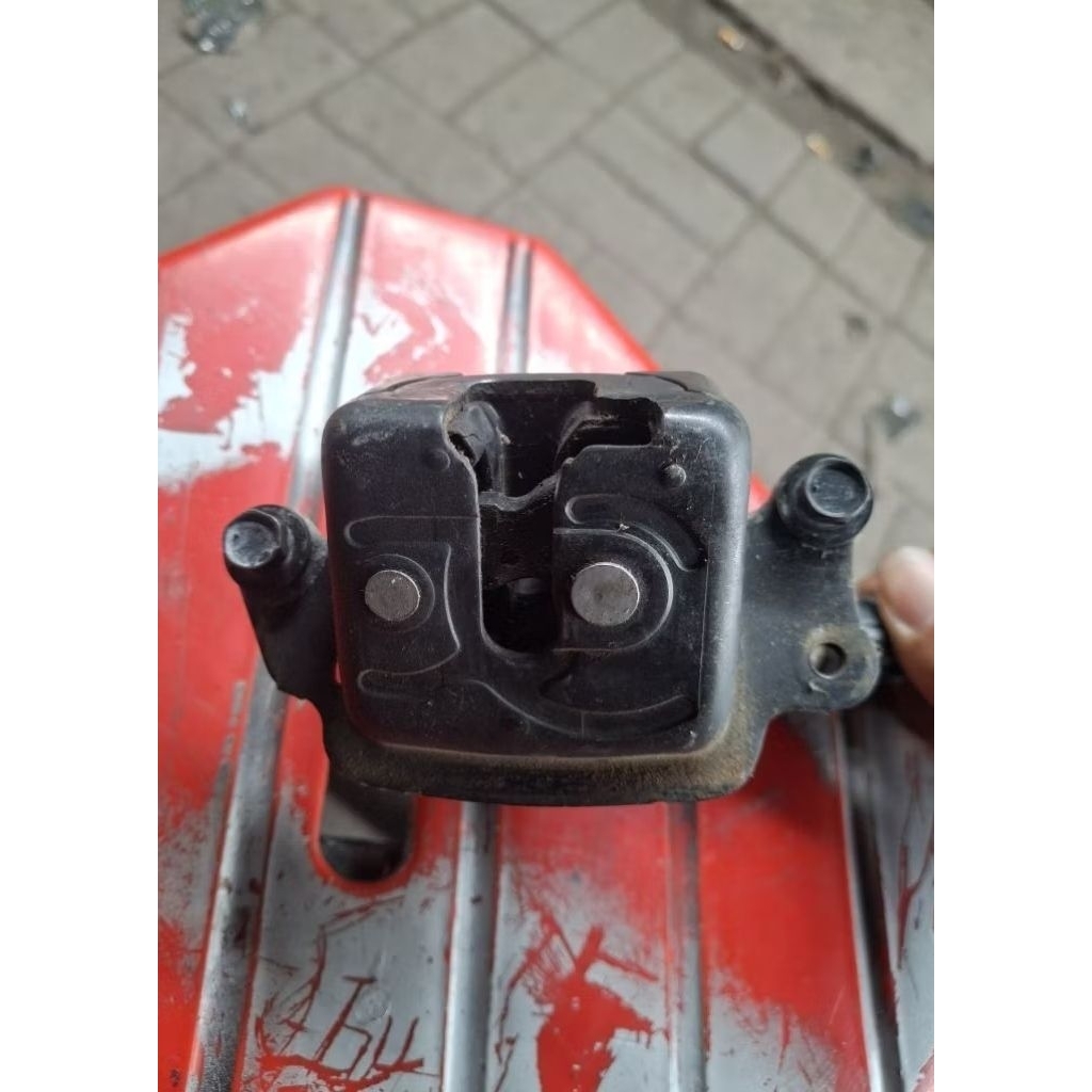 Doorlock Lock Pintu Bagasi Innova Reborn Fortuner Vrz