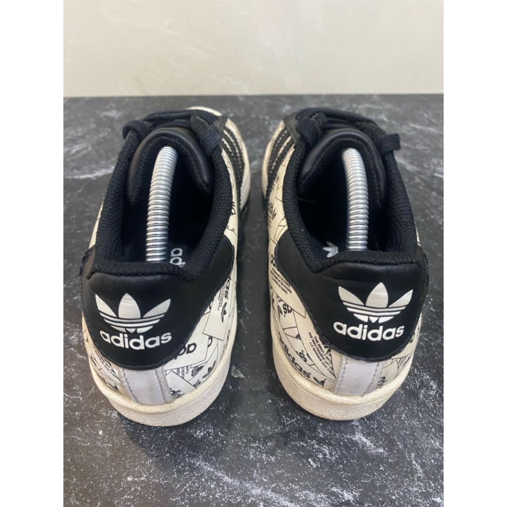 Sepatu Adidas Superstar karakter label warna hitam dan putih size 37,5 insole 23 cm second original