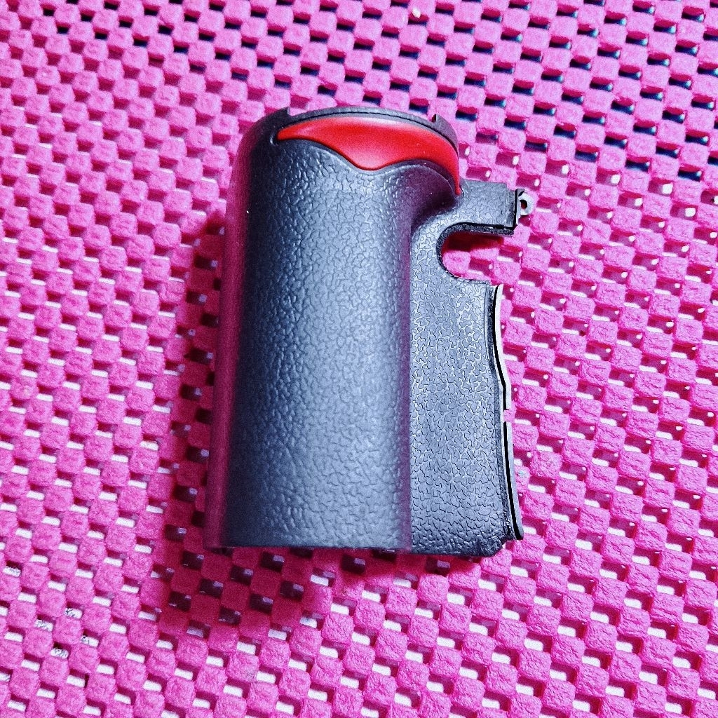 Rubber Grip kanan kamera Nikon D7000 ori