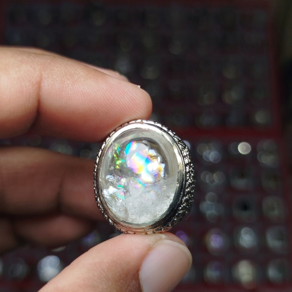 CINCIN PRIA BERMATA BATU KECUBUNG AIR PELANGI KALIMANTAN ( RING ALPAKA, SIZE 7 )