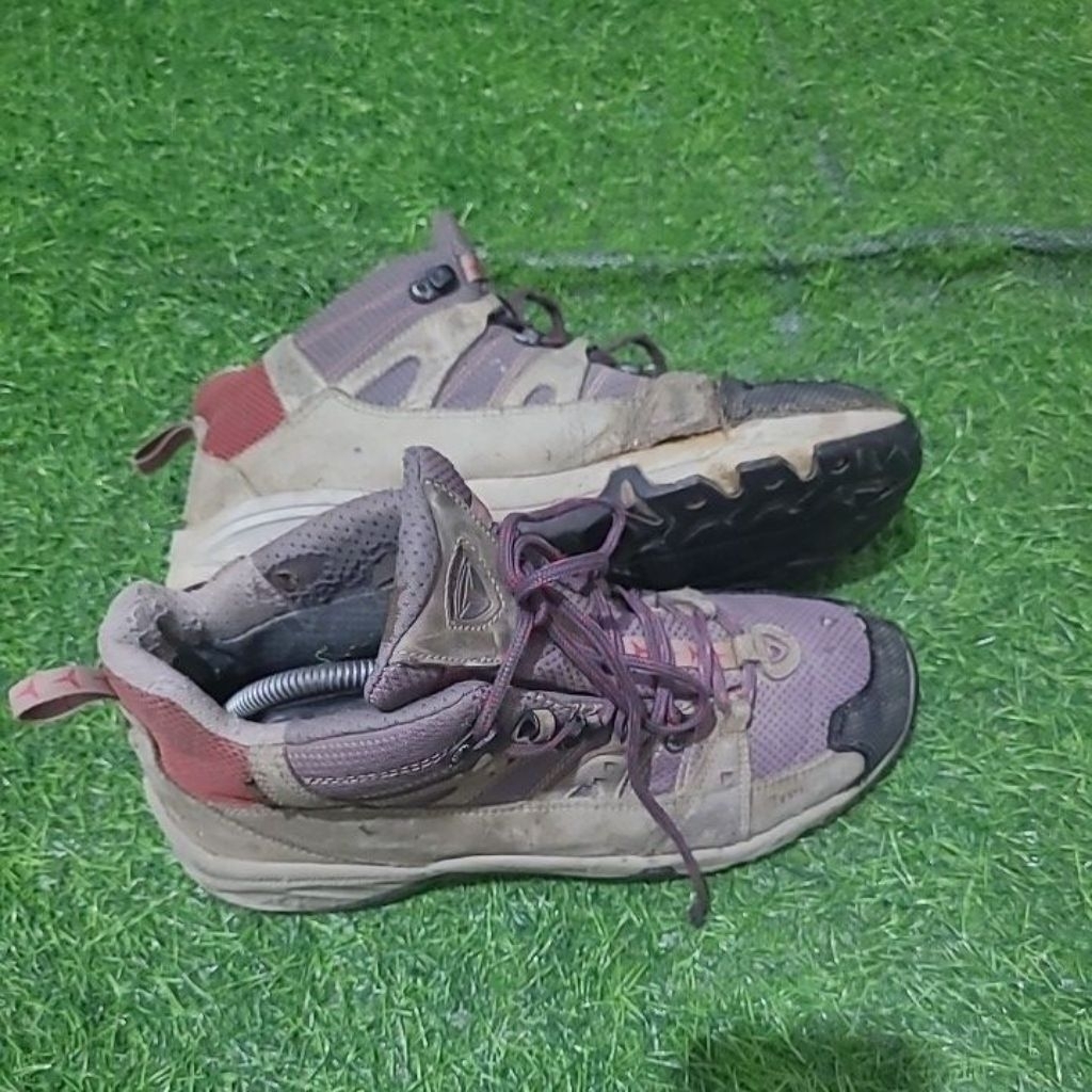 sepatu gunung treking size 40