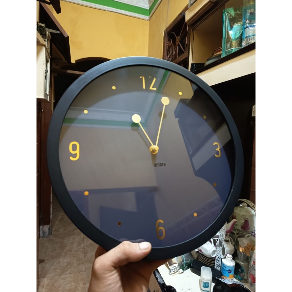 jam dinding Umbra original made Canada design