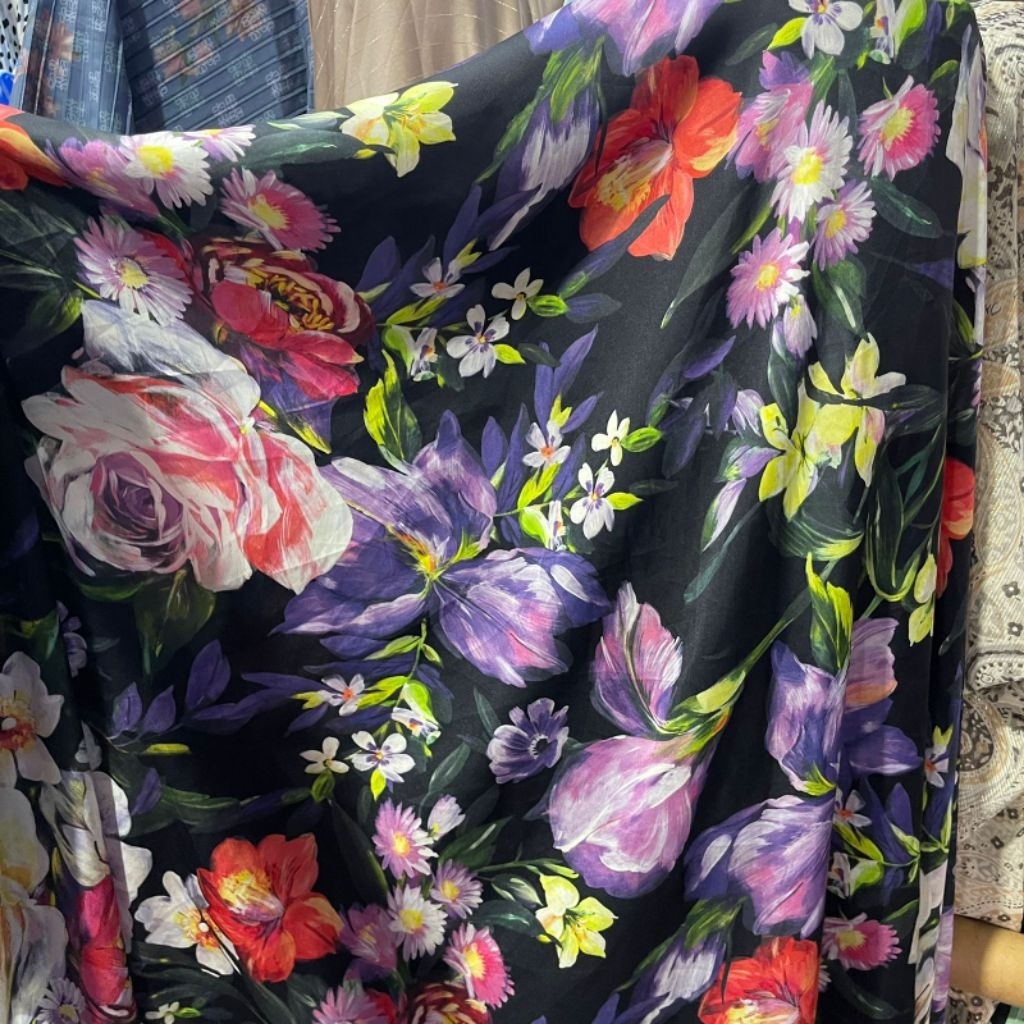 KAIN SATIN SILK MOTIF BUNGA- Bahan ringan,lembut,jatuh,adem. cocok untuk gamis, rok pantai, blus, sy