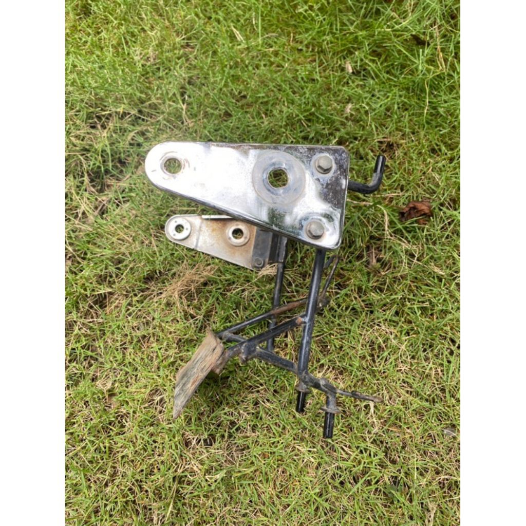 breket lampu depan Megapro set kupingan breket lampu Megapro