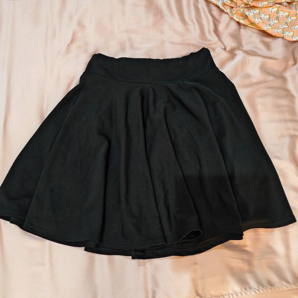 Rok Hitam Mekar Flare Skirt Preloved