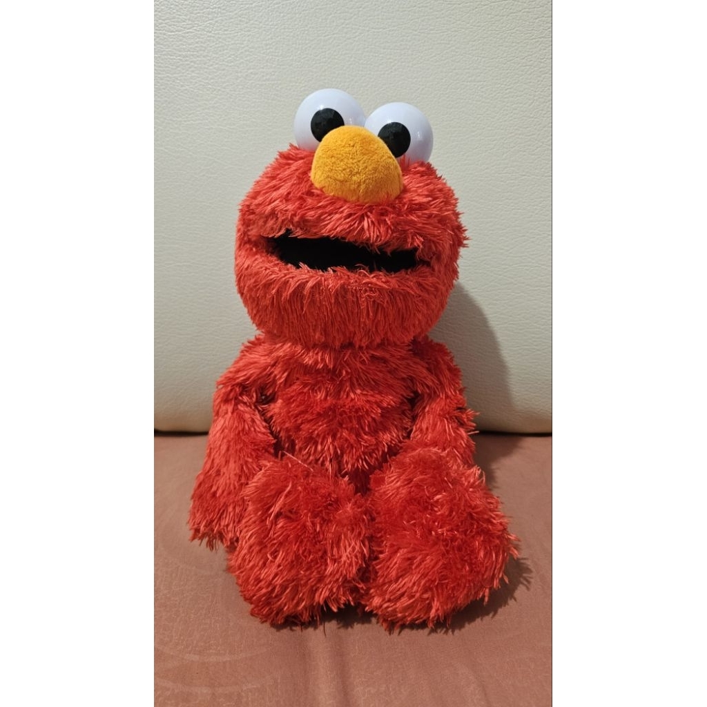 Boneka Elmo Sesame Workshop Hasbro 2018 Kiss Hug Spanish & English