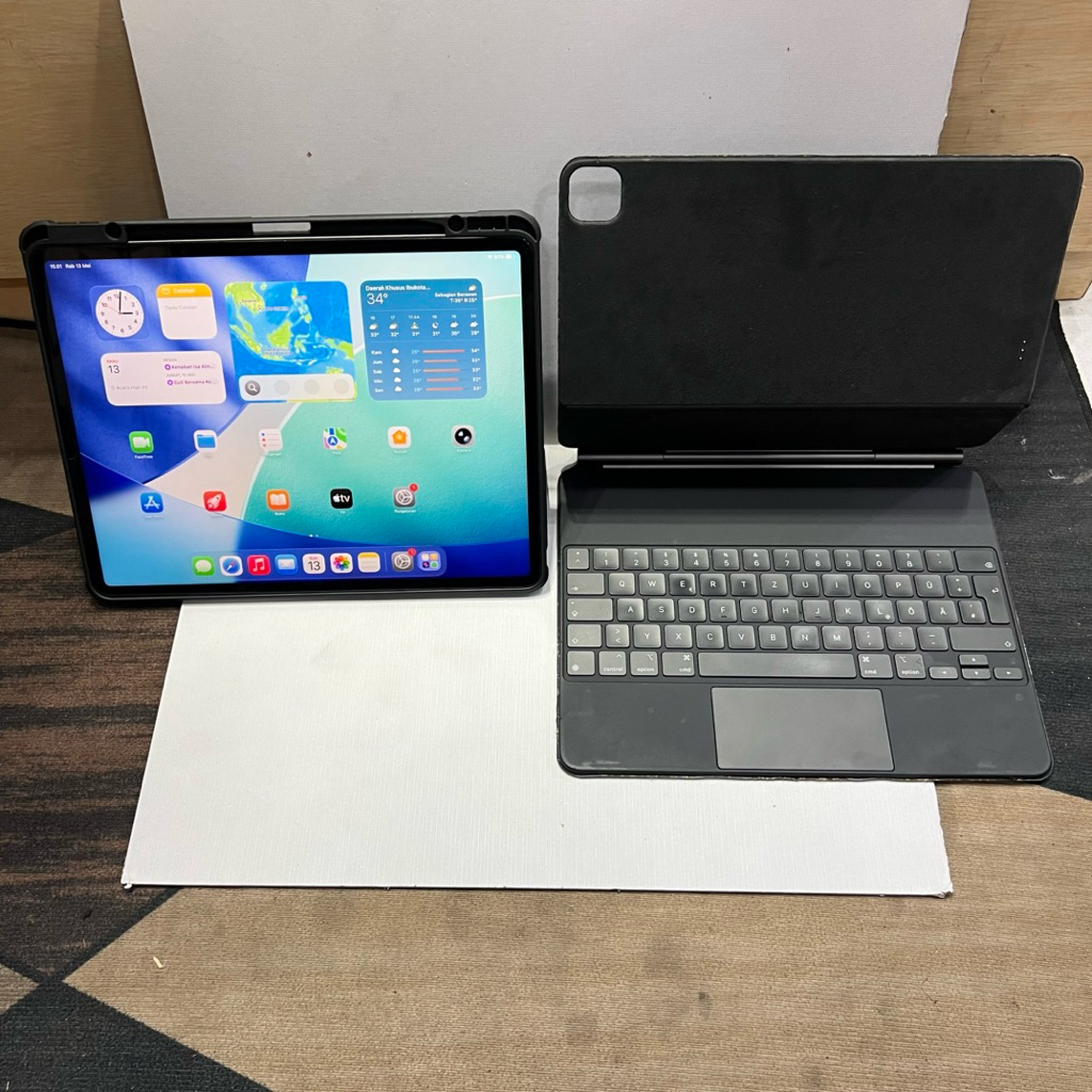 ipad pro M1 gen 5 128gb wifi 12,9 inchi sepaket magic keyboard fungsional normal sudah terpasang tem