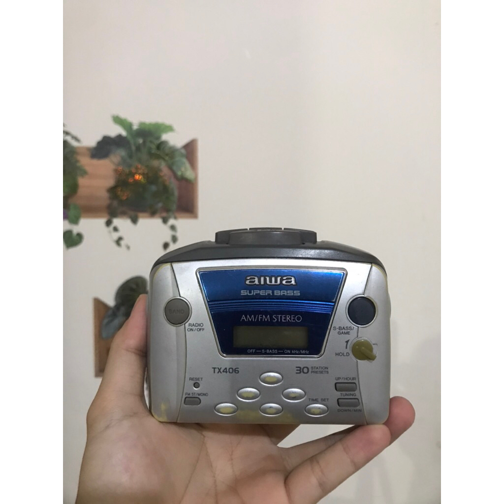 Walkman AIWA super BASS HS-TX406 bekas pakai orang