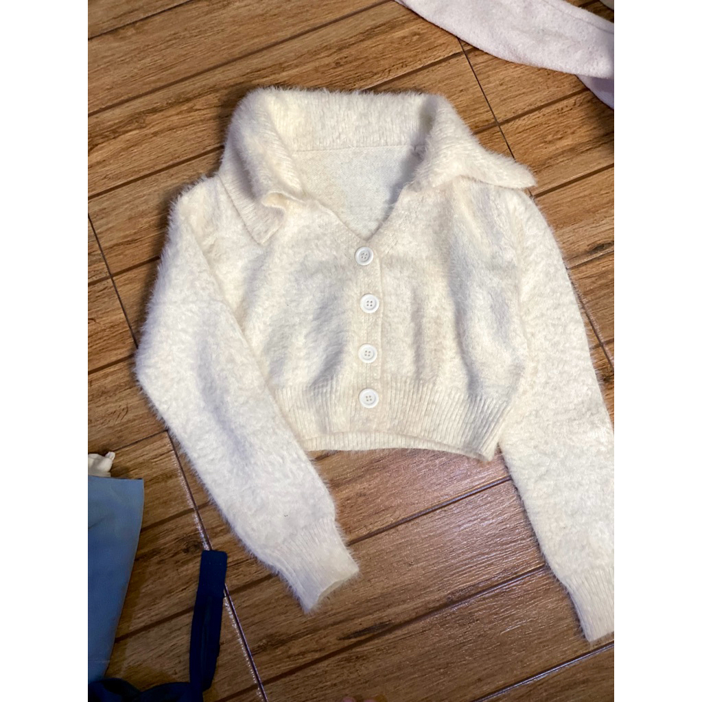 Cardigan crop fuzzy rajut