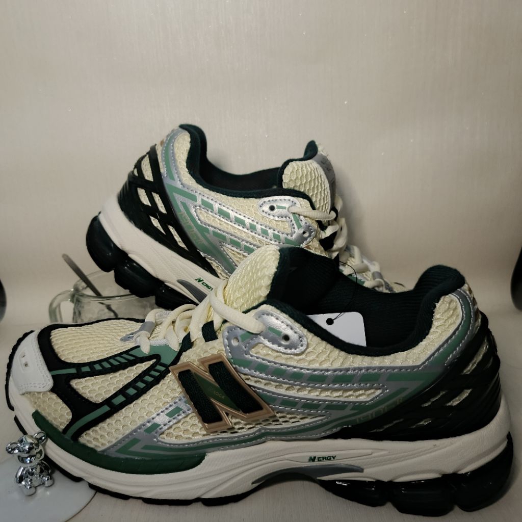 Sepatu New Balance 1906R dengan Aime Leon Dore