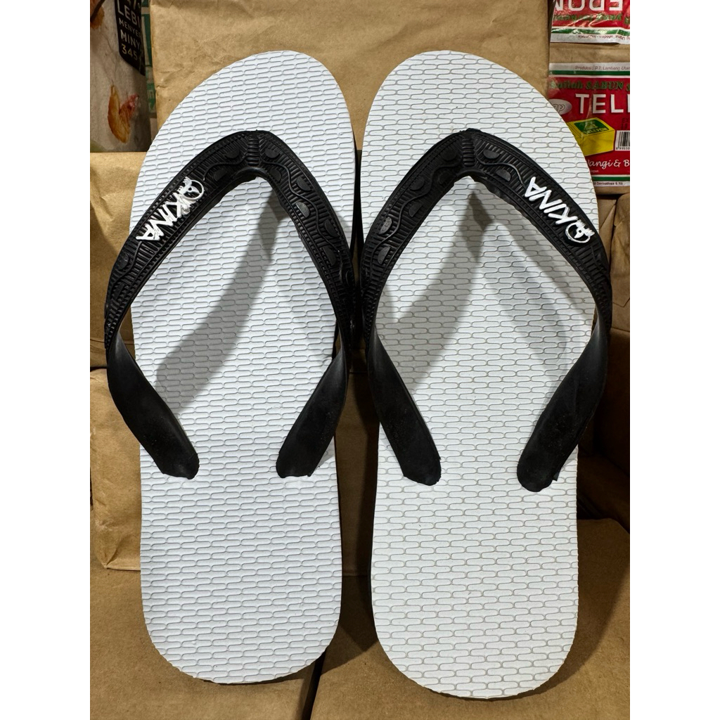 Sandal Jepit Okina Hitam Putih @ 6 pasang / pak