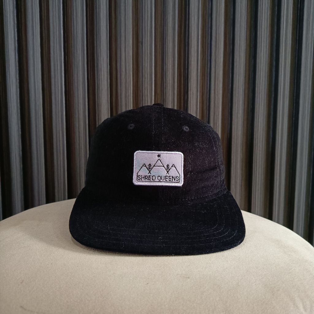 Topi Corduroy Hitam Shred Queens