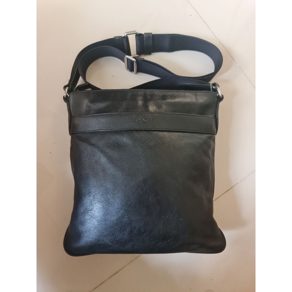 192. Sling Bag Men Pria Coach Slim Messenger Bag Black Seri : F71842 Mantan / Bekas / Second Size : 