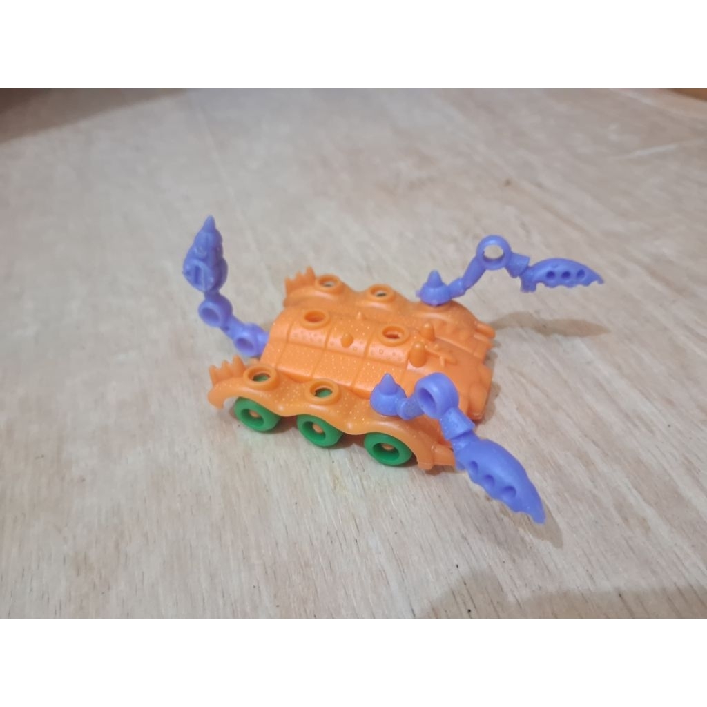 Mainan Robot Lotte Scorpio Seri Centurion Warna Orange Plastik