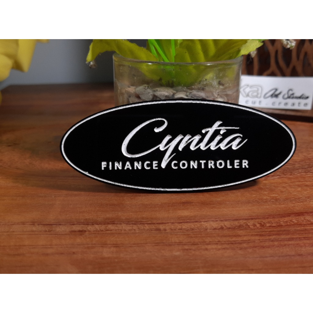 Name Tag Akrilik Oval Grafir Magnet – Custom Nama
