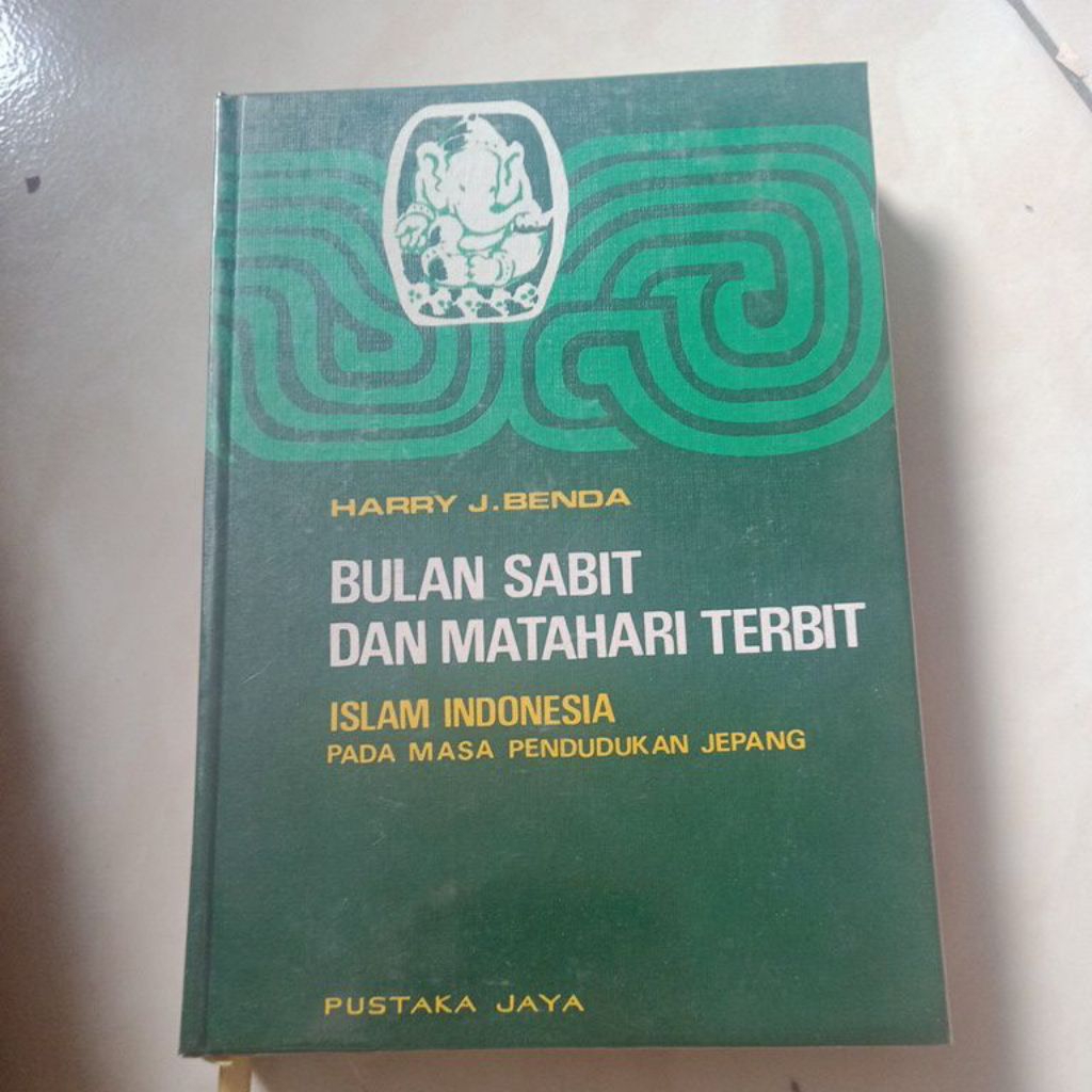 buku Bulan sabit dan matahari terbit - Harry J.benda