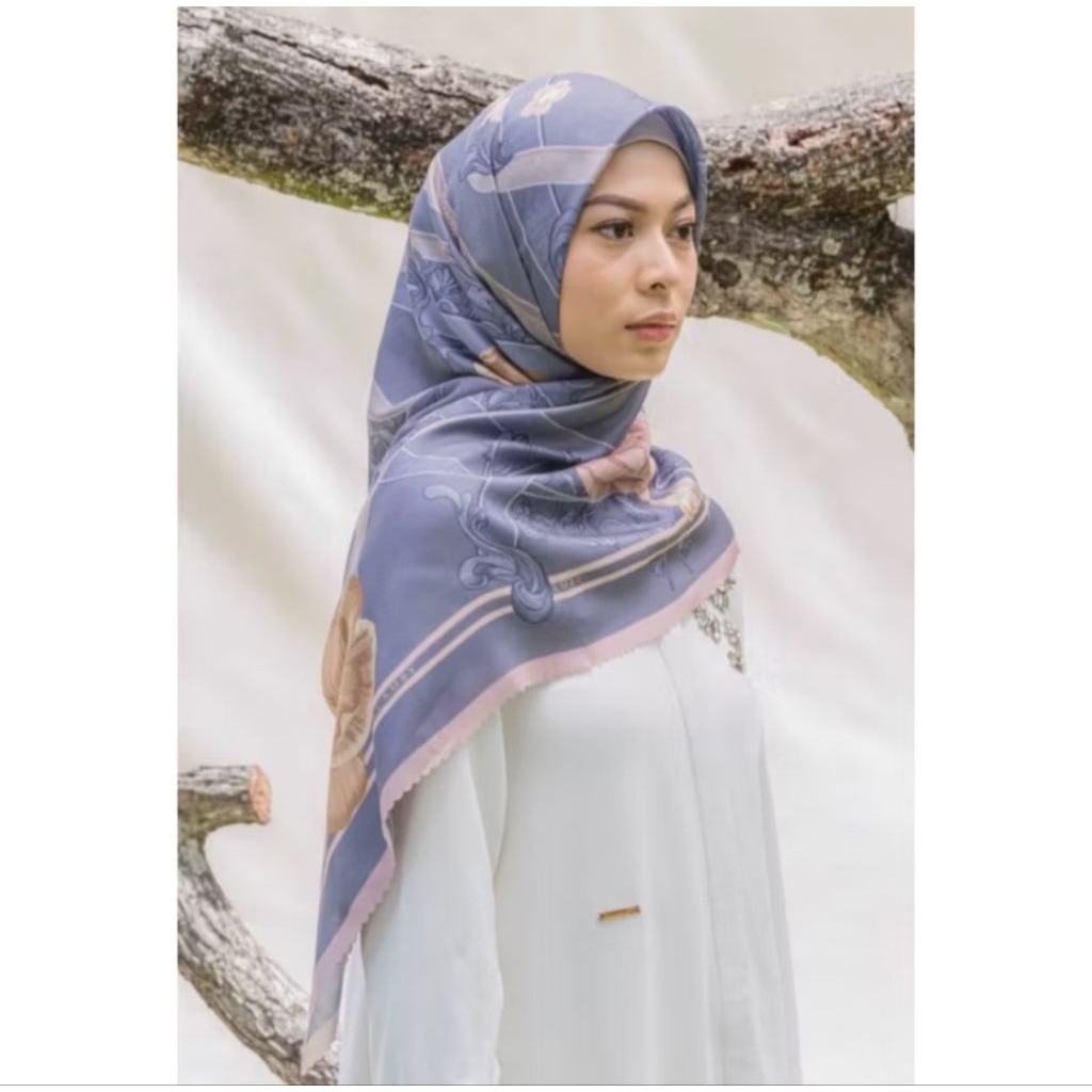 Thalia Scarf Wearing Klamby