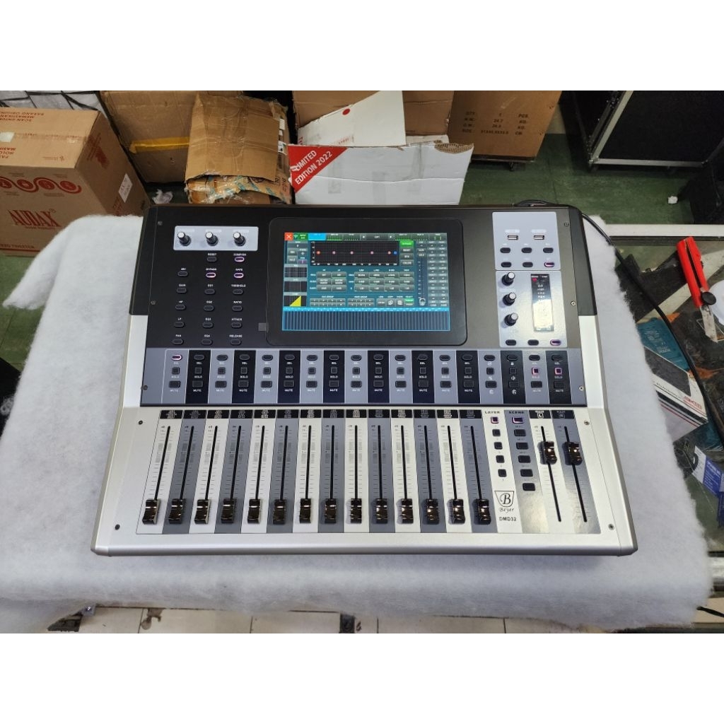 (FREE PAKING KAYU) Mixer Audio Digital Beyer DMD32 / DMD-32 Hitam Perak Layar LCD Dengan Banyak Fader Dan Tombol