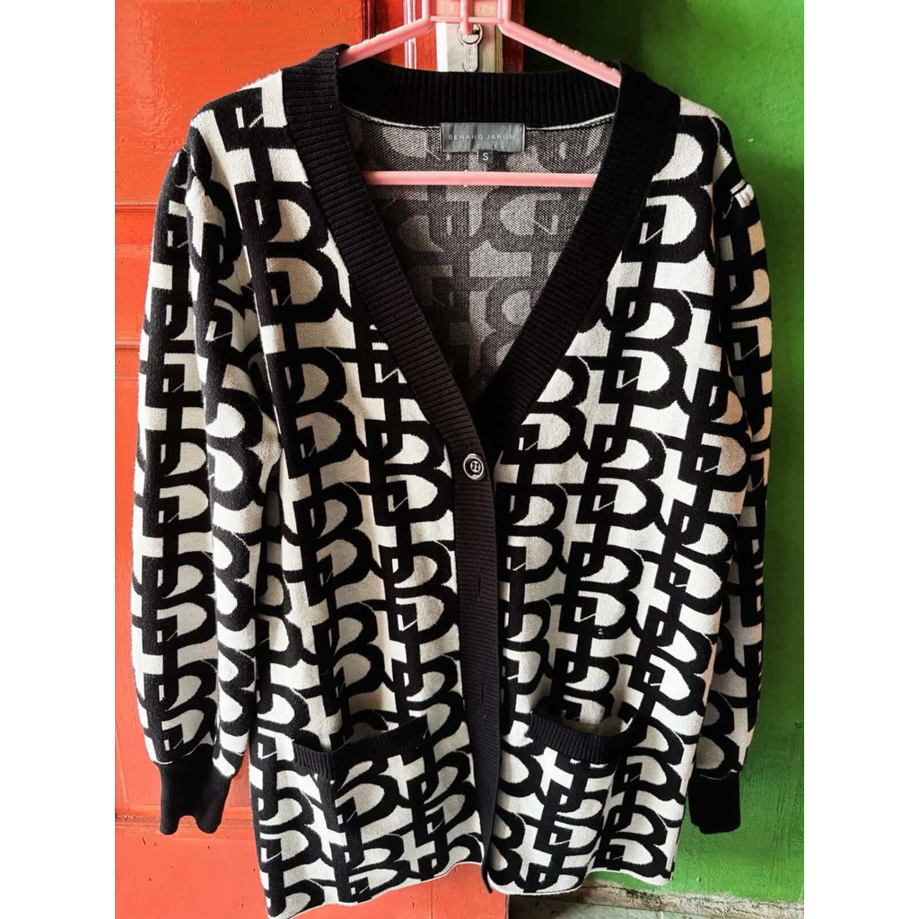 Signature comfy sweater Buttonscarves