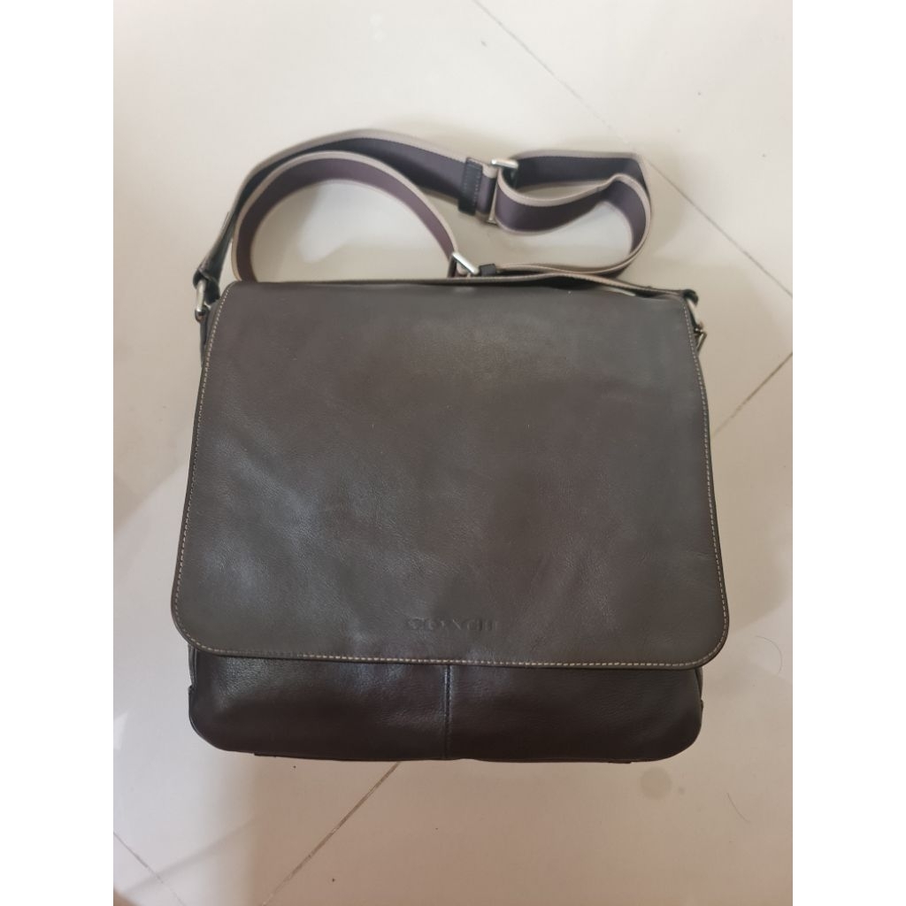 196. Sling Messenger Bag Men Pria Coach Flap Top Brown Mantan / Bekas / Second Size : 28cm x 8cm × 2