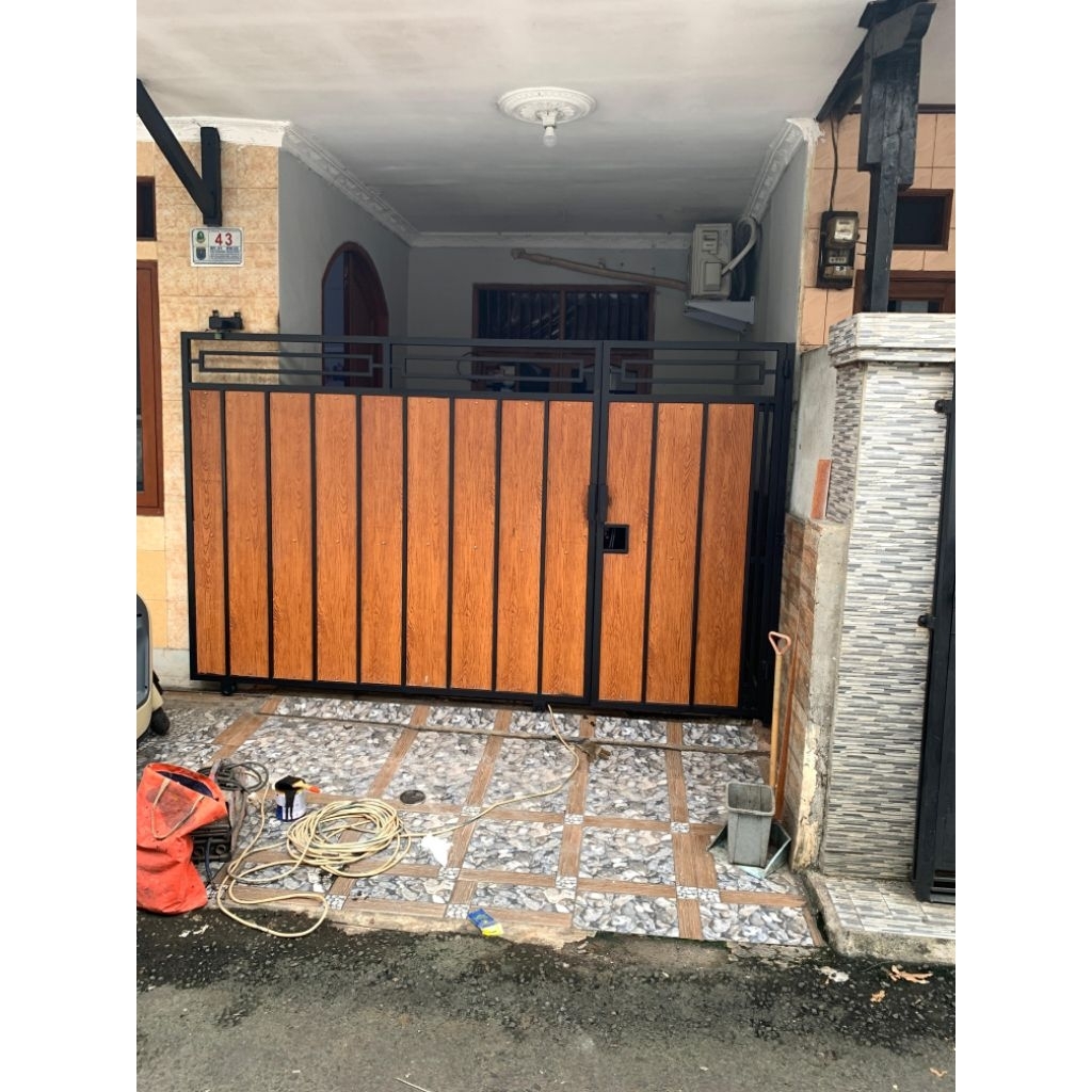 pagar rumah minimalis moderen besi hollow dan grc dengan pintu kualitas untuk pengaman yang optimal