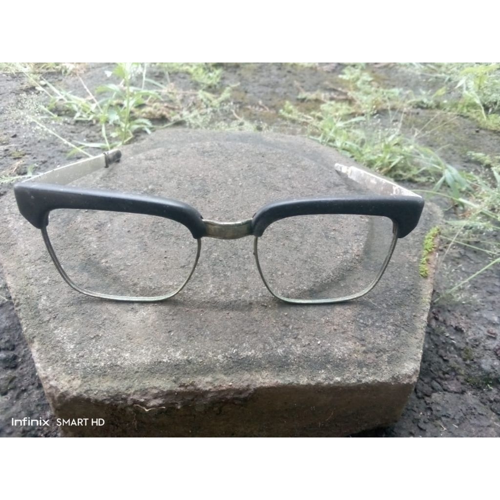 KACAMATA JADUL