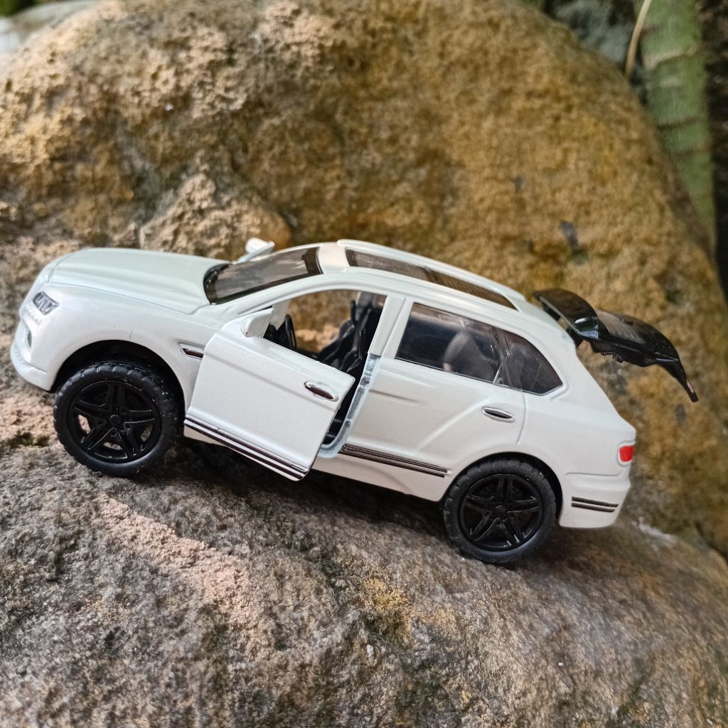 Diecast Miniatur Mobil HRV Pajero Bahan Metal Buka Pintu Cocok Untuk Koleksi Mainan Keluarga