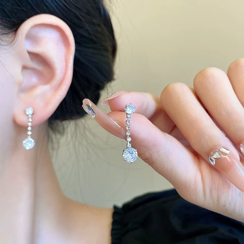 Anting Rumbai Wanita Silver Desain Kristal Berlian Elegan Anting Tindik Panjang Titanium Anti Karat