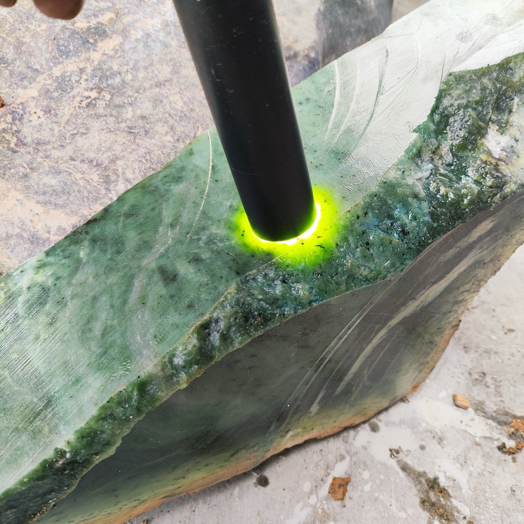 BATU GIOK ACEH - NEPHRITE JADE 10KG