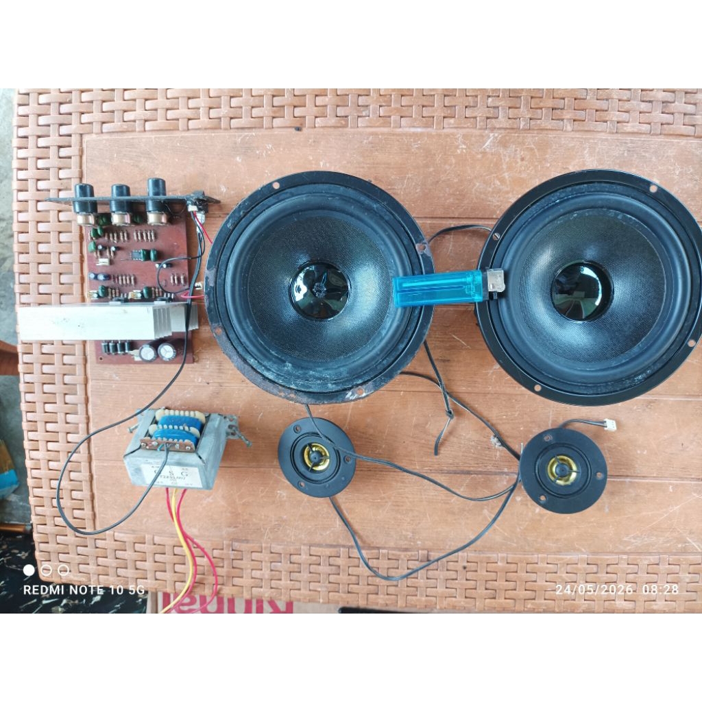 sepasang speaker 6 inch merk easy bekas, + tribel+ trapo + ampli mini, kondisi hidup normal , cabuta