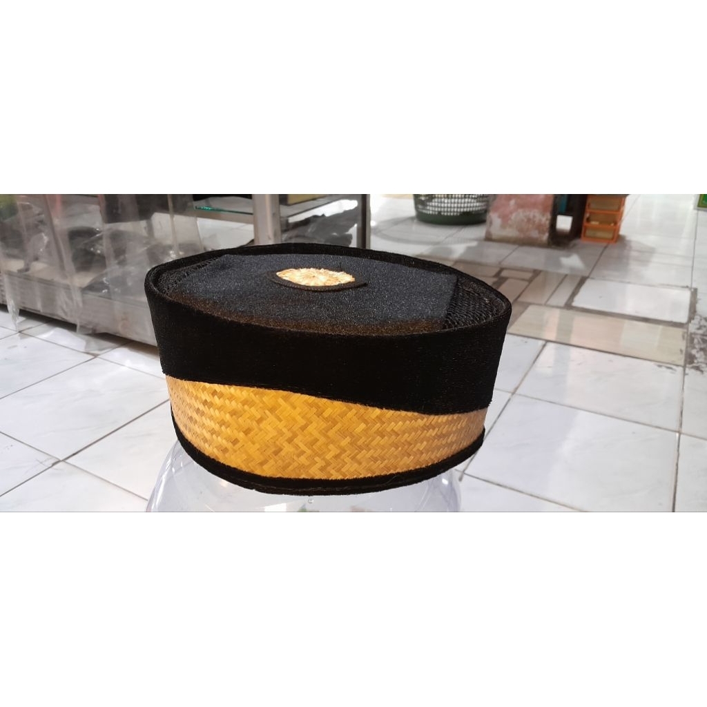 peci bambu peci awi khas kabupaten tangerang