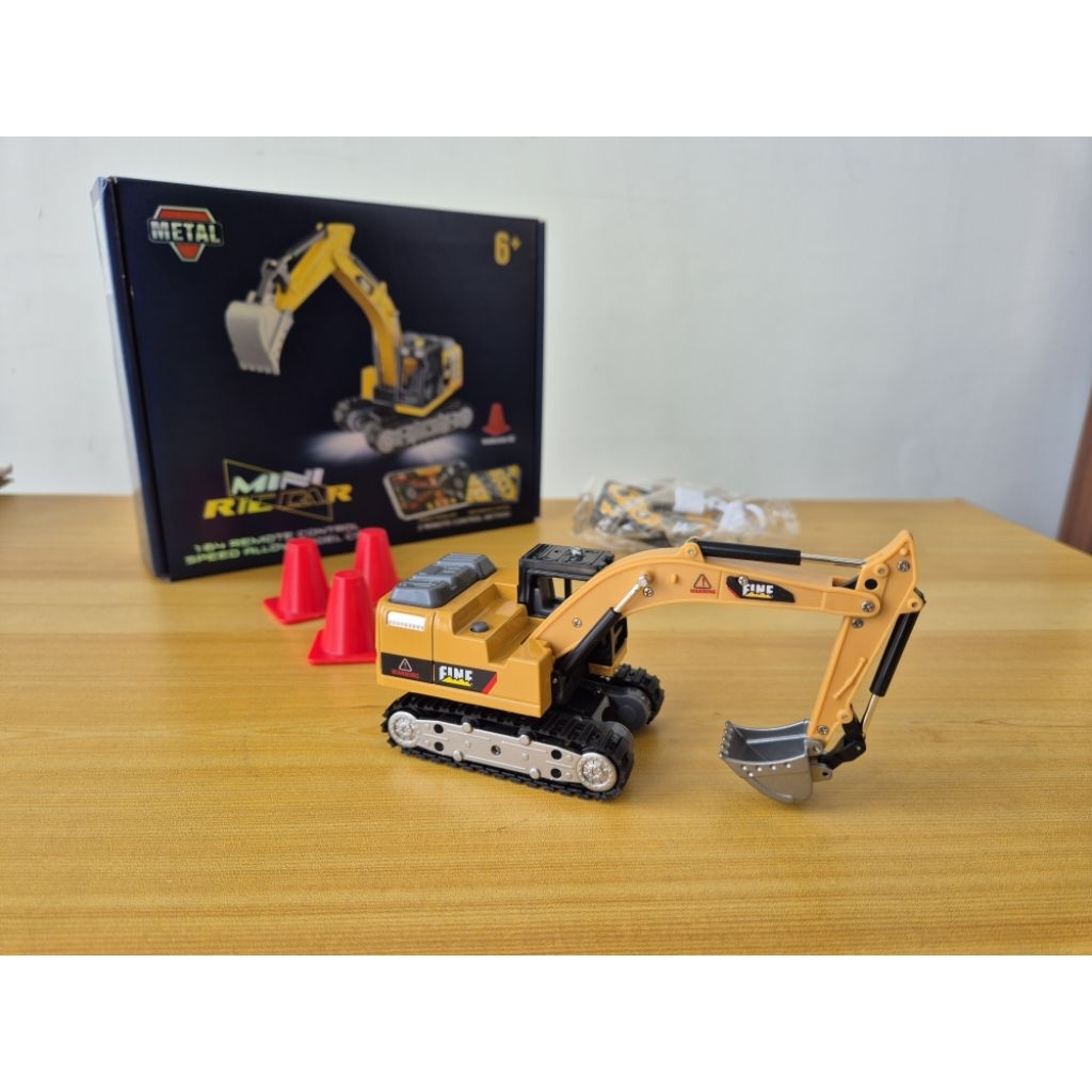Mini RC Excavator 1:64 Metal Alloy – Remote Control 2.4GHz
