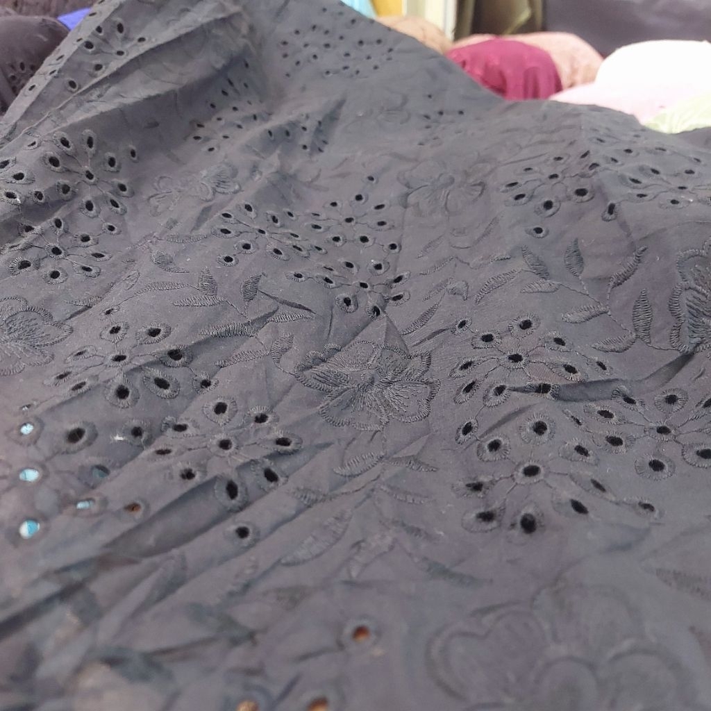 kain katun bordir Premium  - kain katun bordir motif bunga  - kain katun bordir meteran ( hitam) F1
