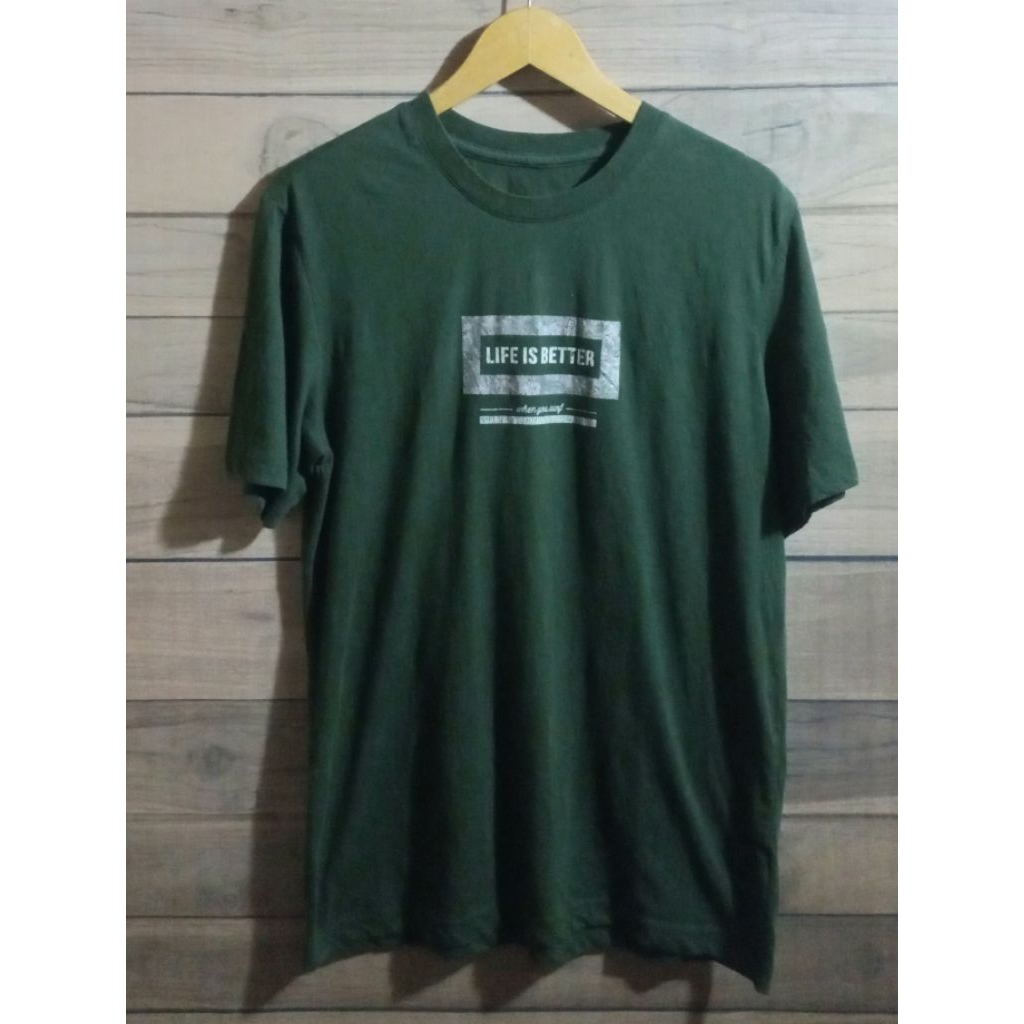 kaos hijau botol