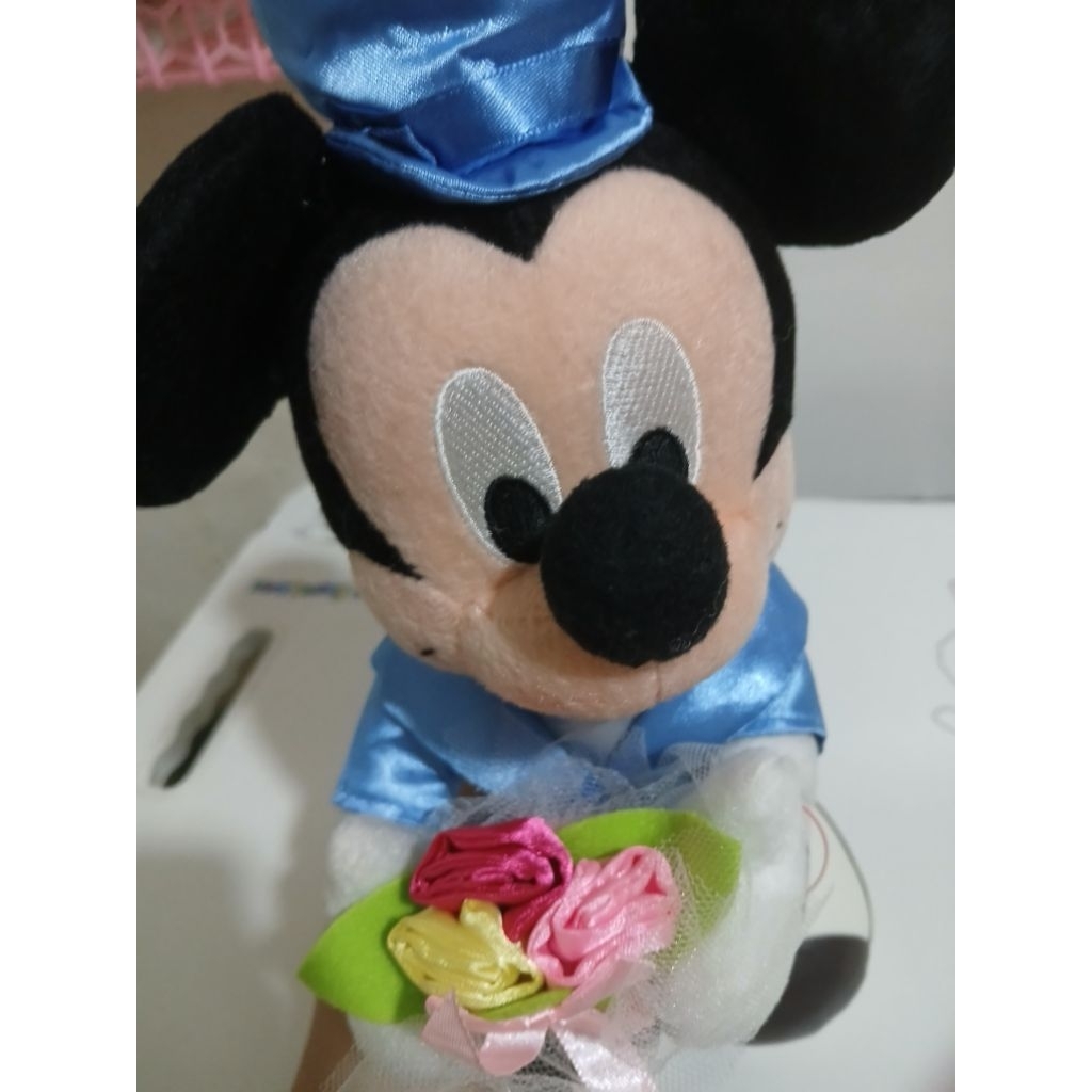 mickey mouse bawa bunga ori