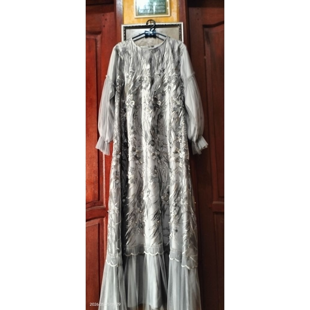gamis brukat abu silver preloved